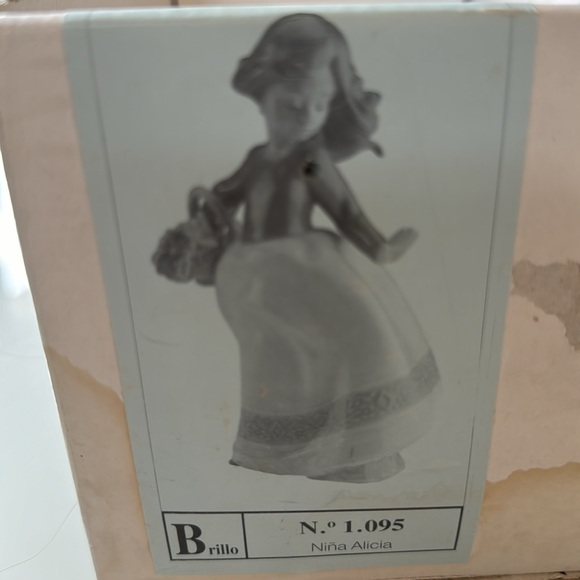Nao - by Lladro - Nina Alicia figurine - Picture 6 of 7